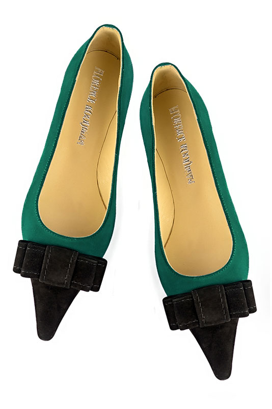 Matt black and emerald green women's dress pumps, with a knot on the front. Pointed toe. Flat flare heels. Top view - Florence KOOIJMAN